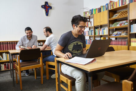 Kaminzimmer mit Hausbibliothek - ein guter Ort zum Lernen
