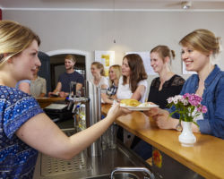 Essensausgabe im Café Milagro