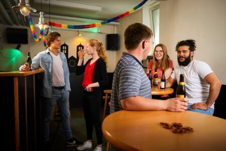 Gemeinschaftsraum Regelmäßige Barabende für Bewohner-/innen und Gäste
